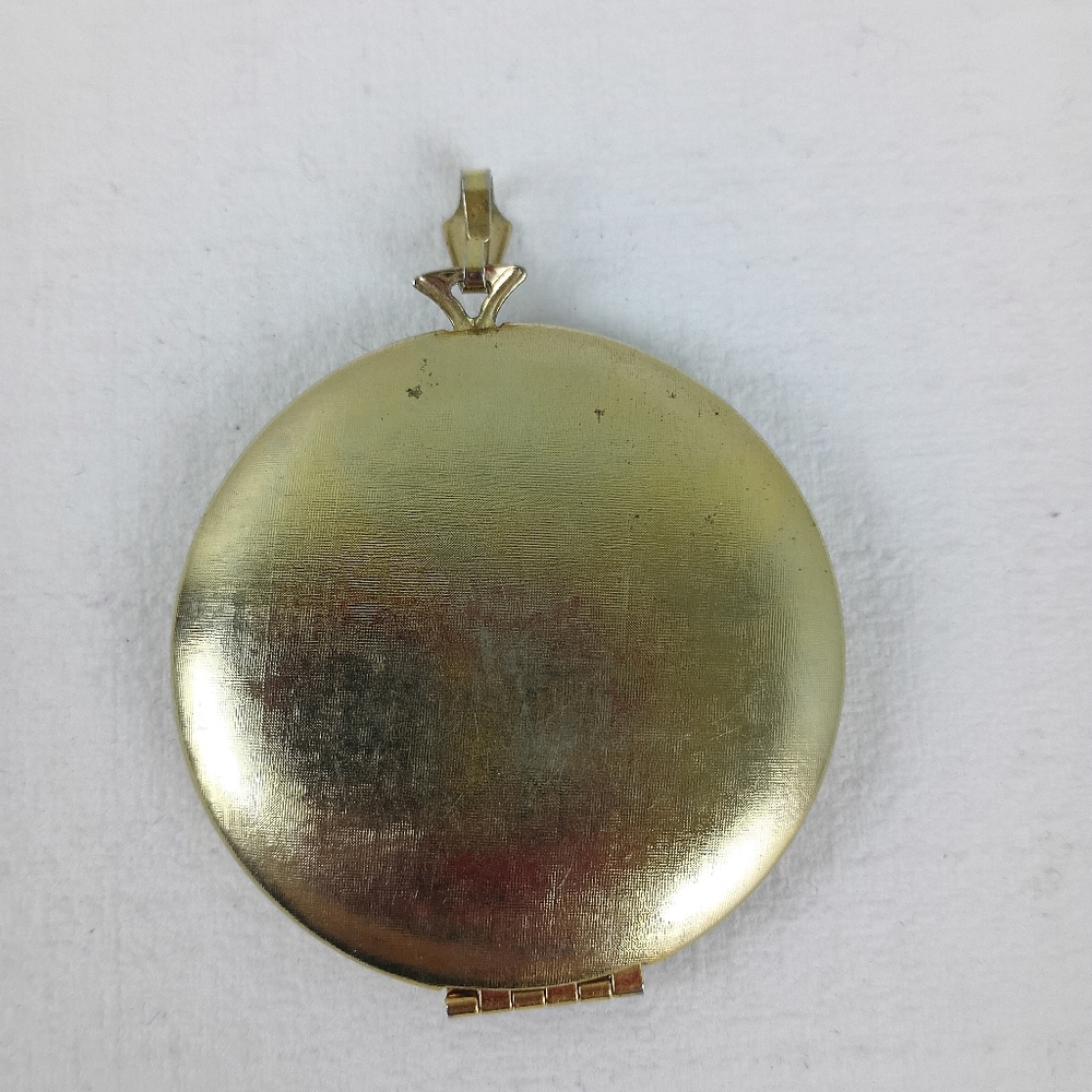 Vtg Avon Needlepoint Roses Petit Point Pendant Locket no chain floral locket. - Picture 2 of 15